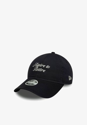 Casquette de baseball noire à visière incurvée, texte brodé en blanc « Aspire to Retire » et petit logo sur le côté.