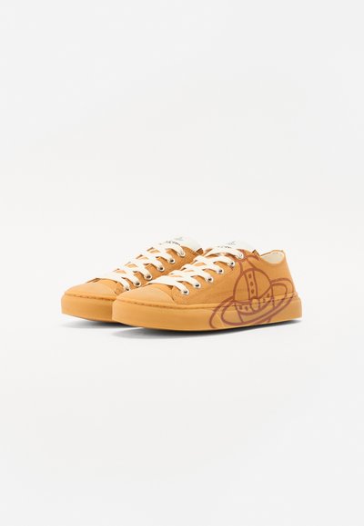 Orange lærredssneakers med hvide snørebånd, rund tå, gummisål og logoaccent på siden. Overfladen ser glat og holdbar ud.