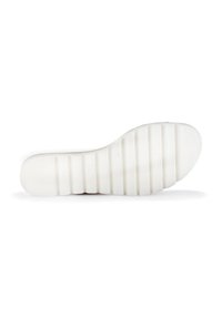 Suela de zapato de goma blanca con relieve horizontal para mayor tracción, forma ligeramente curvada y detalle de marca en relieve.