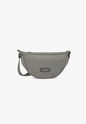 Borsa a spalla in tessuto grigio a forma di mezza luna, con hardware argentato e dettaglio del logo. Cinghia regolabile per una maggiore versatilità nel trasporto.