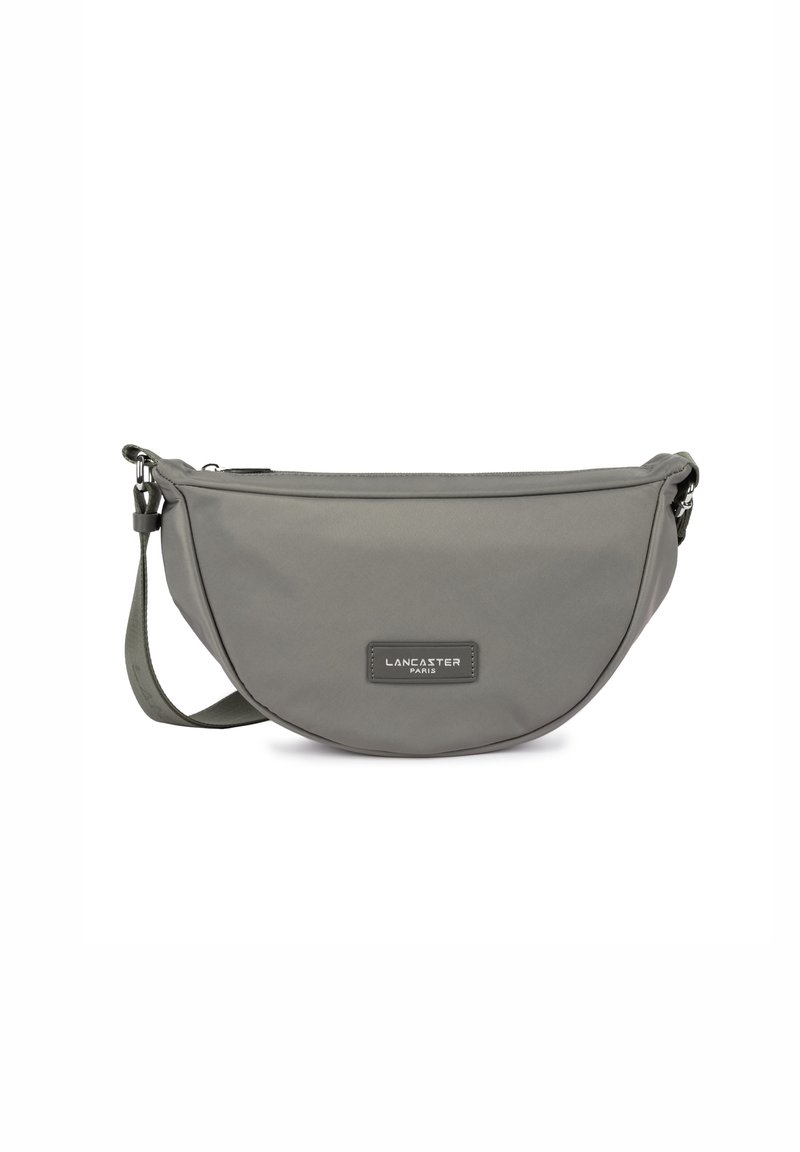 Borsa a spalla in tessuto grigio a forma di mezza luna, con hardware argentato e dettaglio del logo. Cinghia regolabile per una maggiore versatilità nel trasporto.