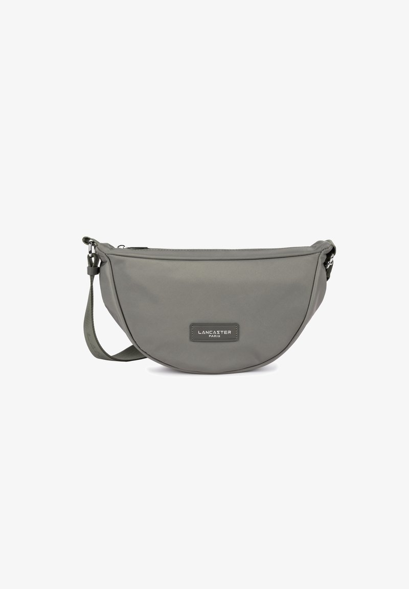 Borsa a spalla in tessuto grigio a forma di mezza luna, con hardware argentato e dettaglio del logo. Cinghia regolabile per una maggiore versatilità nel trasporto.