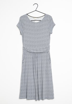 Robe à motifs avec des manches courtes, mettant en avant un design géométrique bleu et blanc, une taille cintrée et une jupe à longueur genou. Fabriquée en tissu léger.