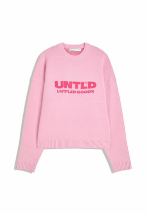 Lyserød striktrøje med lange ærmer, ribbede manchetter og kant, med teksten "UNTLD UNTITLED GOODS" i fed rød over brystet.
