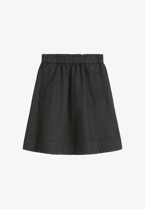 Zwarte knielange rok met elastische tailleband en zijzakken met split, gemaakt van gladde stof.