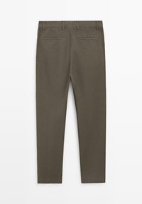 Pantalon ajusté couleur vert olive avec passants de ceinture et deux poches passepoilées à l'arrière, présenté à plat sur un fond blanc.