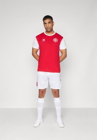 Hummel DENMARK HOME SHORTS - Träningsshorts - white/tango red