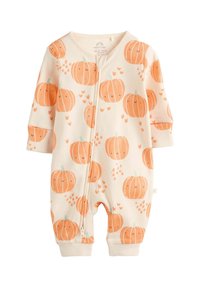 Krämfärgad babyromper med ett tryck av orange pumpor över hela. Tillverkad av mjukt tyg med en frontdragkedja och muddade ärmar.