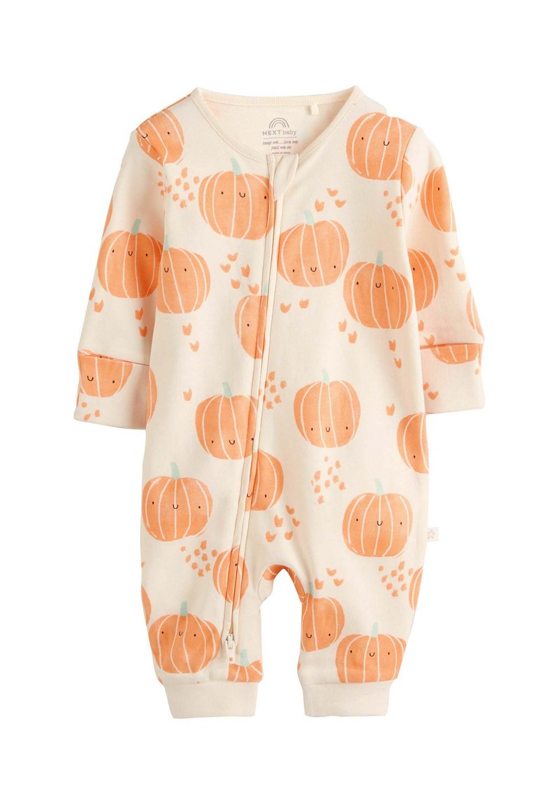 Krämfärgad babyromper med ett tryck av orange pumpor över hela. Tillverkad av mjukt tyg med en frontdragkedja och muddade ärmar.