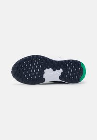 Apavu apakšējā daļa ar teksturētu melnas gumijas virsmu un zaļiem akcentiem. Iekļauj apaļus protektorus un baltu vidusdaļu ar Nike loga detaļām.