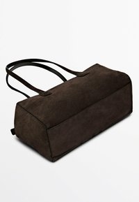 Braune Wildledertasche mit rechteckiger Form, glatter Textur und schwarzen Ledergriffen. Verfügt über dezente Nähte entlang der Kanten und einen flachen Boden.