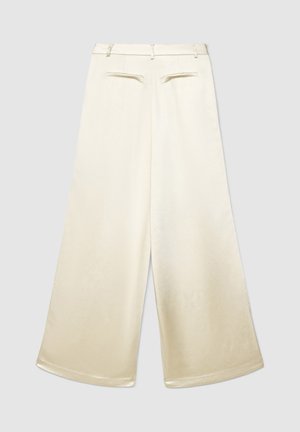 Pantalon à jambes larges en tissu beige clair à texture lisse. Présente un avant plat, des passants de ceinture et deux poches arrière.