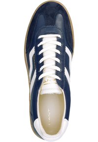 Sneaker in pelle e suede blu navy con strisce bianche, lacci bianchi piatti, suola in gomma beige e lettering dorato sul lato interno.
