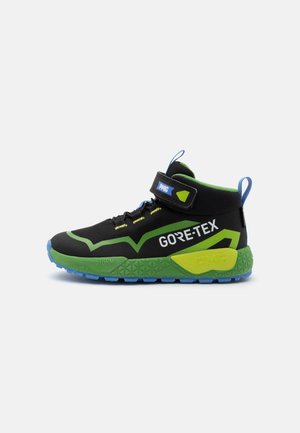 Μαύρο και πράσινο sneaker υψηλού τύπου GORE-TEX με μπλε σόλα, λουράκι με βέλκρο και λογότυπο PMG στο πλάι και στη γλώσσα.