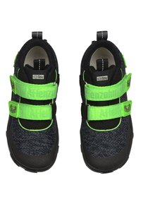 Zwarte en grijze kinderschoenen met groene klittenbandstraps, textuurmateriaal, ronde neus en versterkte neuskap. Geschikt voor buitengebruik.