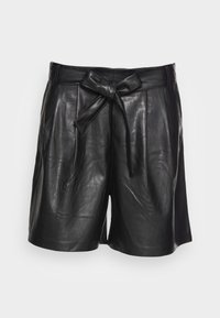 Shorts en cuir noir avec une taille haute ornée d'un nœud, devant plissé et poches latérales, d'une texture lisse et brillante.