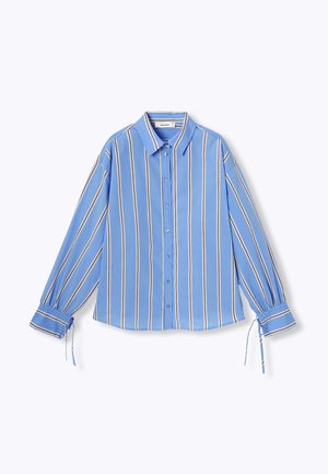 Chemise à boutons bleue à rayures avec manches longues, présentant des rayures horizontales blanches et navy, et des liens ajustables aux poignets.