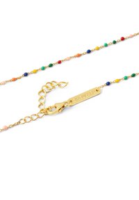 Collar de cadena en tono dorado con cuentas multicolores en rosa, azul, verde, amarillo y rojo. Presenta un cierre de langosta y una cadena ajustable.