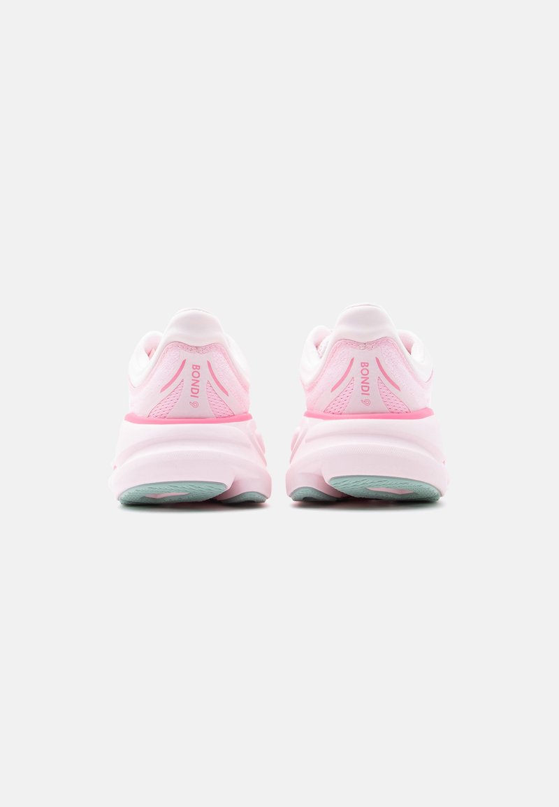 Paire de chaussures de sport roses à semelles épaisses vues de dos sur un fond blanc uni, avec le texte "BONDI 9" sur les talons.