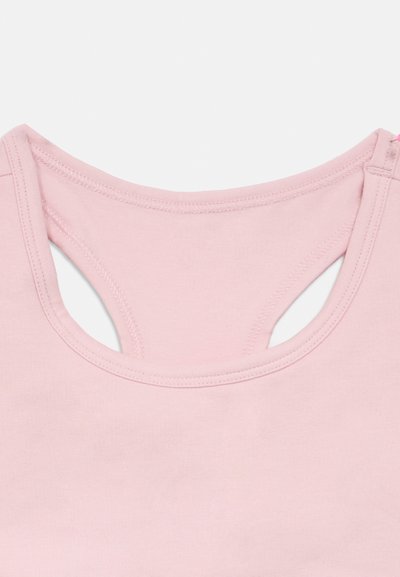 Lys rosa singlet med rund hals og utskjæringsdetalj på baksiden. Laget av mykt stoff med synlige sømmer.