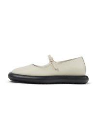 Buty w stylu Mary Jane, jasnobrązowa skórzana cholewka, zaokrąglony czubek, regulowany pasek z guzikiem, czarna gumowa podeszwa, gładka faktura.