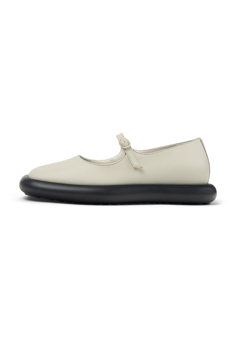 Buty w stylu Mary Jane, jasnobrązowa skórzana cholewka, zaokrąglony czubek, regulowany pasek z guzikiem, czarna gumowa podeszwa, gładka faktura.
