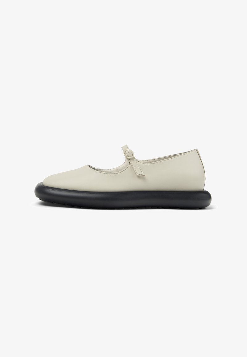 Buty w stylu Mary Jane, jasnobrązowa skórzana cholewka, zaokrąglony czubek, regulowany pasek z guzikiem, czarna gumowa podeszwa, gładka faktura.