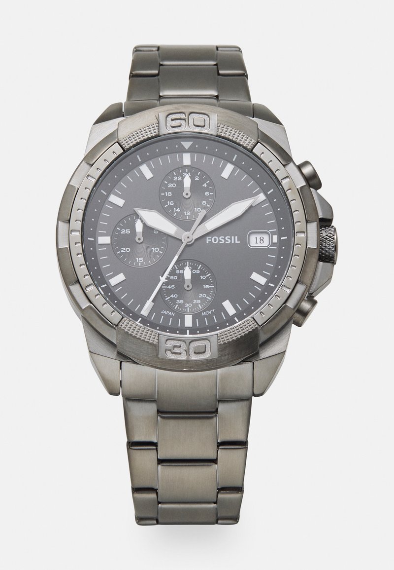 Chronograph-Uhr mit einem grauen Metallarmband und einem dunkelgrauen Zifferblatt. Zu den Merkmalen gehören drei Unterzifferblätter, silberne Akzente und eine auffällige Lünette.