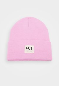 Berretto lavorato a maglia rosa con risvolto, dotato di etichetta quadrata con scritte nere. Realizzato in materiale morbido e testurizzato.