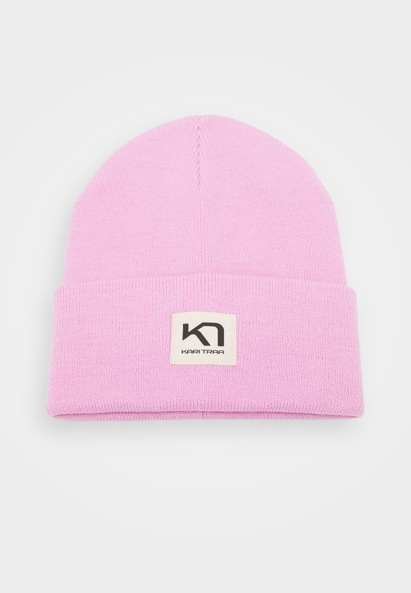 Lyserød strikket hue med en foldet kant, der har en firkantet mærke med sort skrift. Fremstillet af blødt, struktureret materiale.
