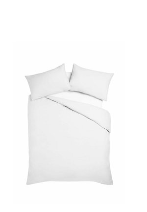 Weißes Bett mit zwei Kissen und einer teilweise gefalteten Bettdecke, von oben auf weißem einfarbigem Hintergrund dargestellt.