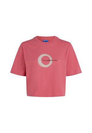 Różowy krótki t-shirt wykonany z bawełny, z krótkimi rękawami, okrągłym wzorem graficznym i napisem "KARL LAGERFELD JEANS" wydrukowanym na czarno.