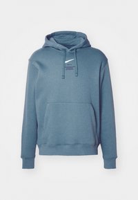 Hoodie i dämpad teal-färg, med känguruficka, ribbad mudd och en liten logotyp på bröstet. Snygg textur.