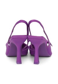 Scarpe con tacco alto viola, dalla superficie liscia, con apertura sul retro e cinturini sottili. Presentano un tacco a blocco per stabilità e comfort.
