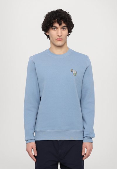 Sweatshirt din bumbac de culoare albastru deschis, cu guler tip crew, mâneci lungi și o mică broderie cu zebră pe partea stângă a pieptului. Textură moale și design casual.