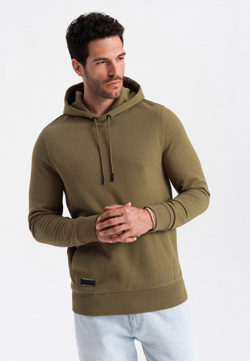 Olijfgroen hoodie gemaakt van zachte stof, met een kangoeroezak, een capuchon met trekkoord, en ribgebreide manchetten en zoom.