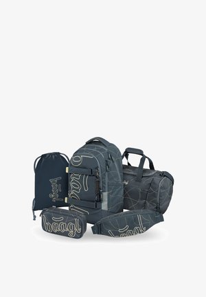Ensemble de cinq sacs gris foncé avec des motifs de lignes abstraites légères, comprenant un sac à dos, un sac de sport, un sac de gym, une sacoche de taille et une trousse, de la marque "baagl."