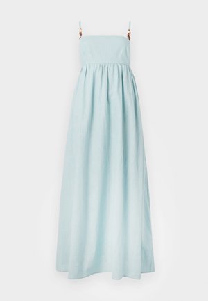 Vestido maxi azul claro com alças finas, cintura franzida e uma textura suave e macia. Apresenta detalhes decorativos metálicos nas alças.