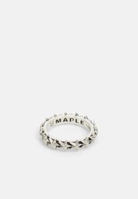 Ezüst gyűrű, amelyen a sávon egy sor kiemelkedő csillagforma található, sima belső felülettel és gravírozott "MAPLE" márkázással.