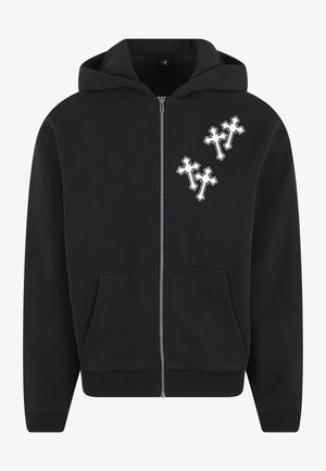 Czarna bluza z kapturem zapinana na zamek, z kapturem ze sznurkiem, kieszeniami kangurzymi i trzema białymi krzyżami nadrukowanymi na lewej piersi. Miękka tkanina o fakturowanym wykończeniu.