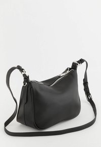 Czarna skórzana torba na ramię o teksturowanym wykończeniu, o zakrzywionym kształcie, z srebrnym zamkiem błyskawicznym i regulowanym paskiem. Posiada detal w postaci zawiązanego paska.