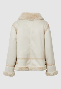Giacca beige foderata in pelliccia sintetica con ampi polsini, colletto e orlo, caratterizzata da dettagli cuciti e cinturini laterali regolabili, vista da dietro.