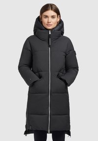 Sort polstret parka med højt krave og lynlås. Den har sidelommer, et slankt design og en quiltet tekstur.