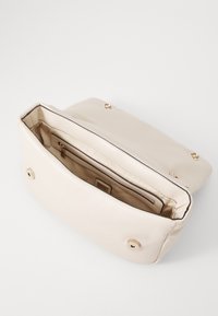 Borsa a tracolla in pelle beige con texture liscia, forma rettangolare, accessori in oro e compartimenti interni che includono una tasca zip.