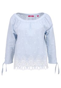 Lyseblå bluse med lange ærmer, off-shoulder udskæring, lagdelt hvid blonderbroderi ved kanten og fint hvidt prikket mønster over det hele.