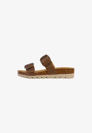 Sandale marron à double bride avec de grandes boucles, semelle en liège et semelle en caoutchouc beige avec de profonds cannelures pour une meilleure traction.