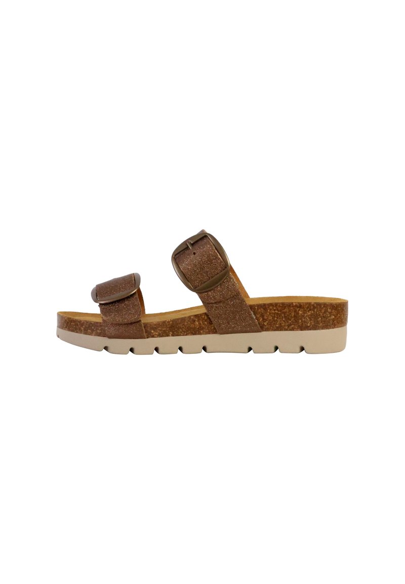 Sandale marron à double bride avec de grandes boucles, semelle en liège et semelle en caoutchouc beige avec de profonds cannelures pour une meilleure traction.
