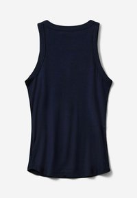 Sötétkék ujjatlan trikó bordás anyagból. Kerek dekoltázzsal és ívelt alsó résszel rendelkezik a laza illeszkedés érdekében.