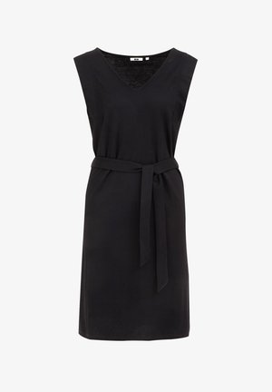 Czarna sukienka bez rękawów z dekoltem w serek, z materiałowym paskiem w talii i luźnym krojem, wykonana z gładkiego, lekkiego materiału.