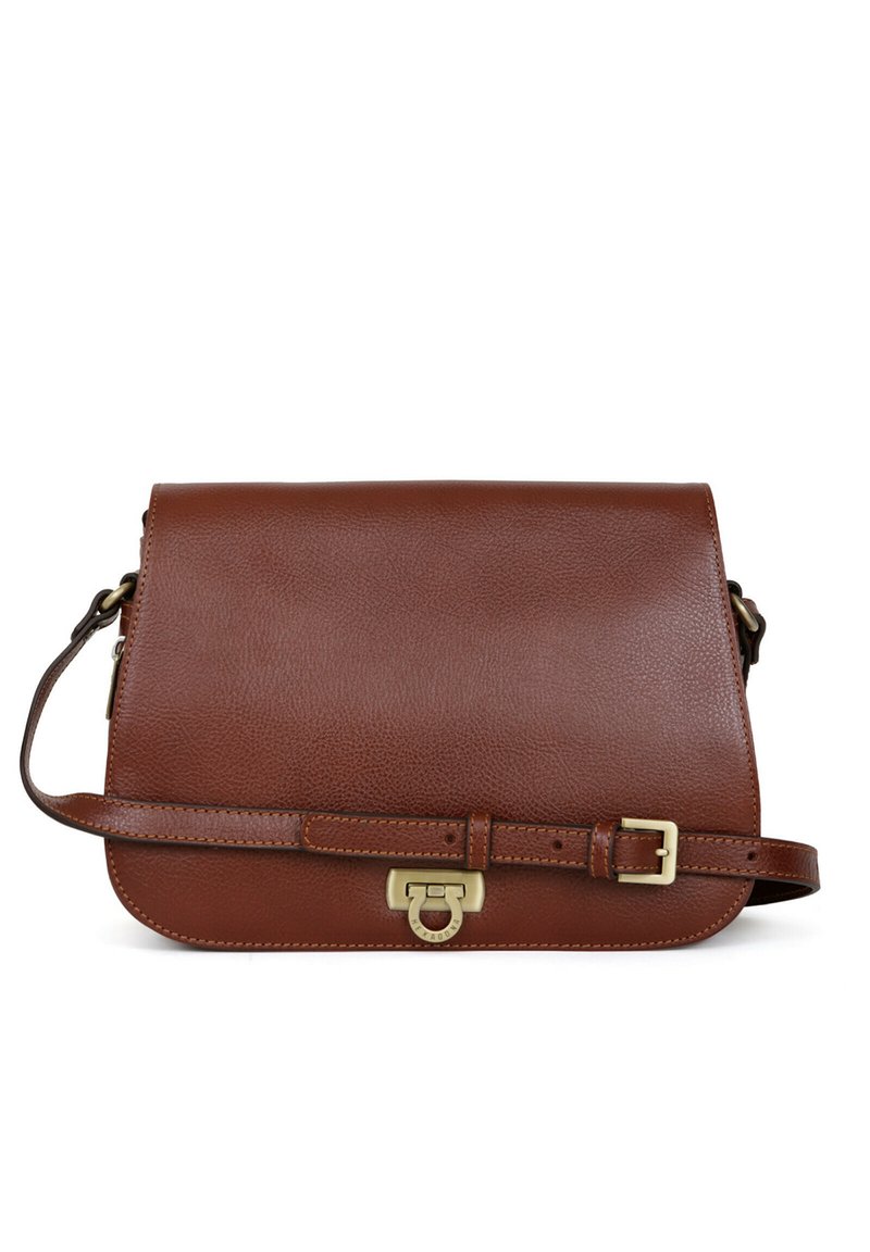 Sac bandoulière en cuir marron avec une finition texturée, fermeture à rabat, sangle réglable et accents en métal doré.